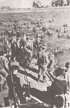 Десант направляется на западный берег Чудского озера. Август, 1944.