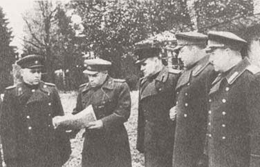 Командующий 3-м Прибалтийским фронтом генерал армии И.И. Масленников (в центре с картой) со своими ближайшими сотрудниками. 